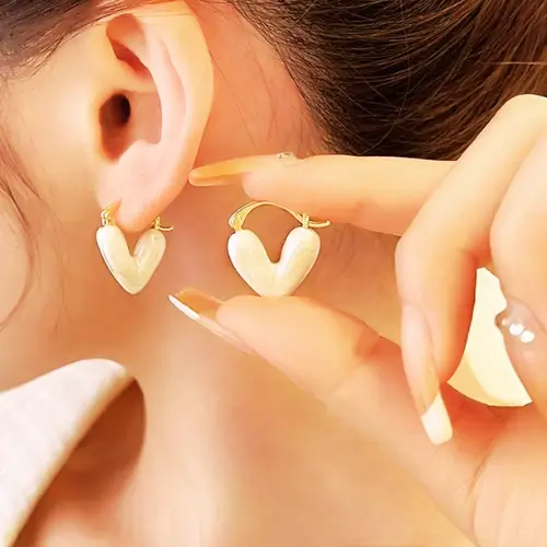 Brinco Feminino Marble Heart de Luxo em Cobre Marmorizado Branco com Fecho Italiano